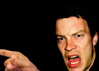 Fyring kan være en uventet vej til nye begyndelser - sur mand råber og peger mod døren