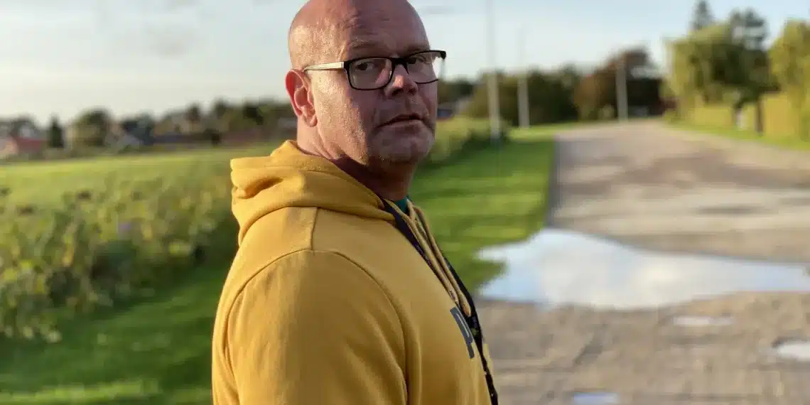 Hvem er Nikolaj Mackowski som leder - Nikolaj Mackowski i gul trøje med mark som baggrund