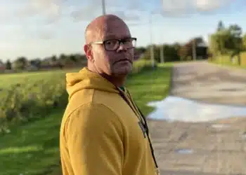 Hvem er Nikolaj Mackowski som leder - Nikolaj Mackowski i gul trøje med mark som baggrund