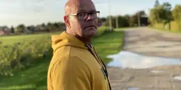 Hvem er Nikolaj Mackowski som leder - Nikolaj Mackowski i gul trøje med mark som baggrund