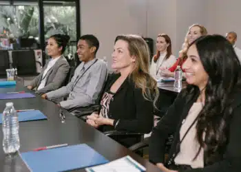 anerkendende ledelse i praksis - 6 personer på række smiler anerkendende til underviser