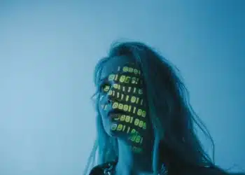 digital ledelse 5 prioriteter i 2024 - kvinde med kode i venstre side af ansigtet