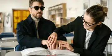 socialkonstruktionisme - objektivitet vs. en social konstruktion - kvinde fører blind mands hænder i blindebog