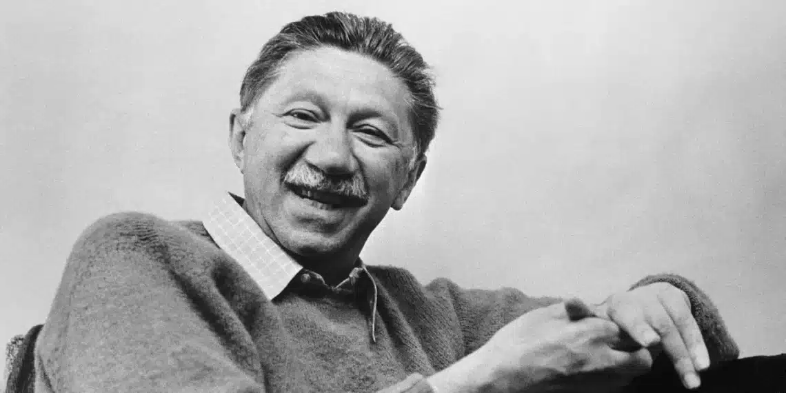 Maslows behovspyramide - sort/hvid-billede af Abraham Harolds Maslow siddende i en gammel sofa og smiler