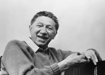 Maslows behovspyramide - sort/hvid-billede af Abraham Harolds Maslow siddende i en gammel sofa og smiler