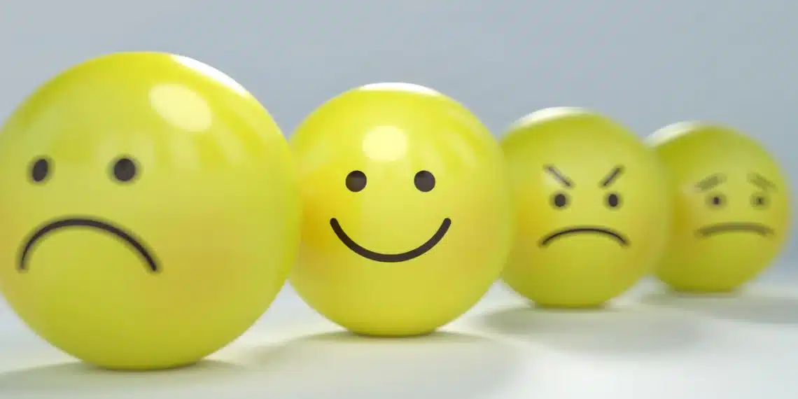 Distribueret ledelse i højdepunkter 4 gule smiley-kugler på række