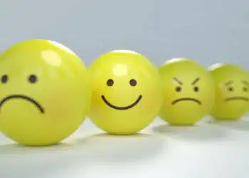 Distribueret ledelse i højdepunkter 4 gule smiley-kugler på række