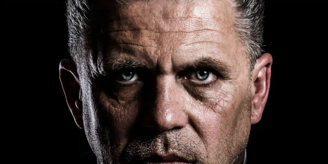 God ledelse - mandeansigt på sort baggrund - ser alvorlig ud - pæne linjer i ansigtet