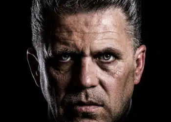 God ledelse - mandeansigt på sort baggrund - ser alvorlig ud - pæne linjer i ansigtet