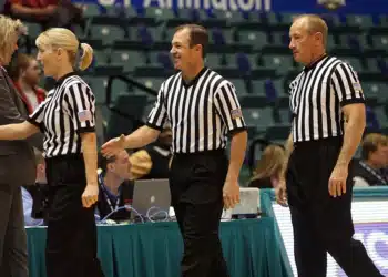 autoritær ledelse - 3 basketball dommere på rad og række v2
