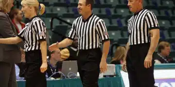 autoritær ledelse - 3 basketball dommere på rad og række v2