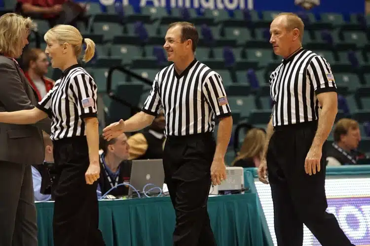 autoritær ledelse - 3 basketball dommere på rad og række v2