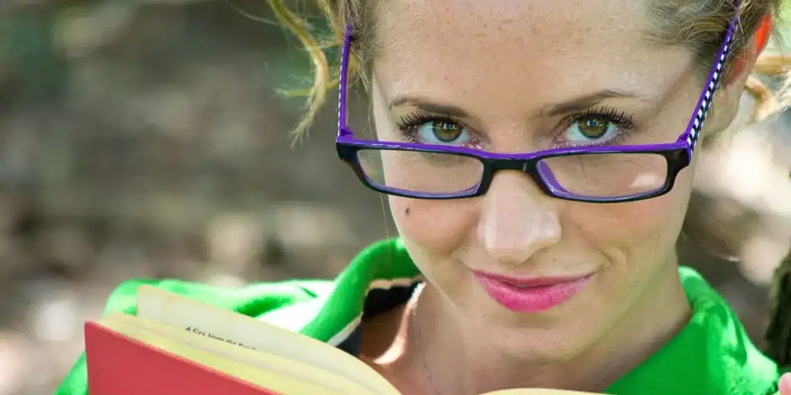 hjernesmart ledelse kvinde med røde briller på næsen og bog