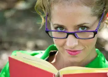 hjernesmart ledelse kvinde med røde briller på næsen og bog