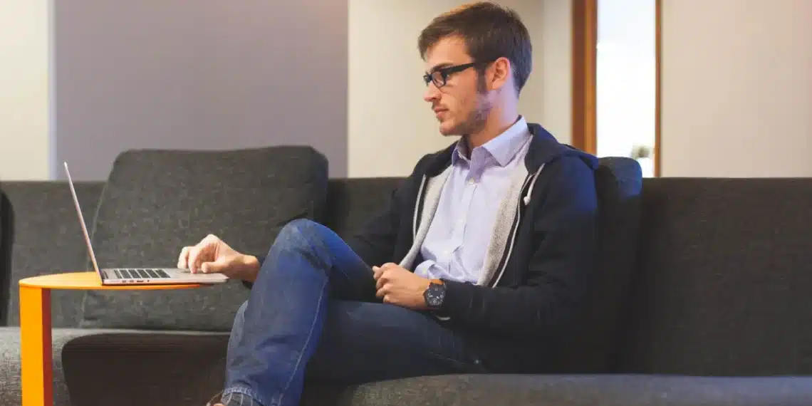 strategisk ledelse i de overordnede træk - mand sidder i sofa med computer og tænker