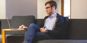 strategisk ledelse i de overordnede træk - mand sidder i sofa med computer og tænker