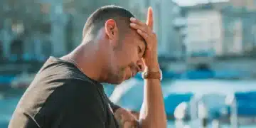 stress på arbejdspladsen - mand hviler hovedet på venstre hånd