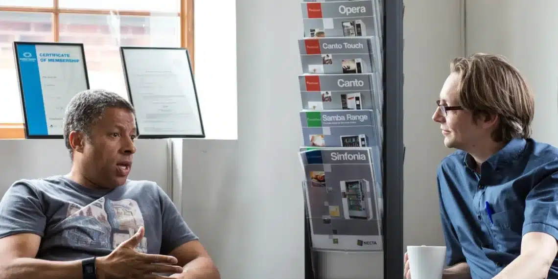 uformel ledelse kræver mere end du tror - 2 mænd i fortrolig samtale ved bord