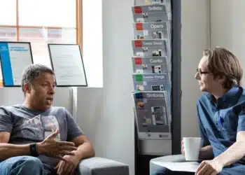 uformel ledelse kræver mere end du tror - 2 mænd i fortrolig samtale ved bord