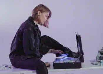 værdibaseret ledelse en erstatning for autokrati - kvinde på bord med kuffert fuld af værdier