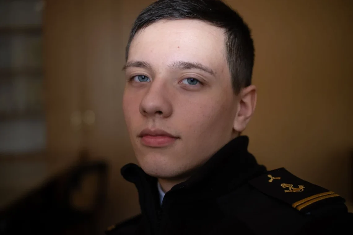 Anerkendende ledelse - matros i maskinmester uniform ser anerkendt ud