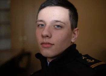 Anerkendende ledelse - matros i maskinmester uniform ser anerkendt ud