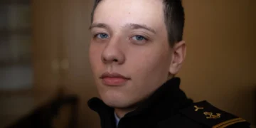 Anerkendende ledelse - matros i maskinmester uniform ser anerkendt ud