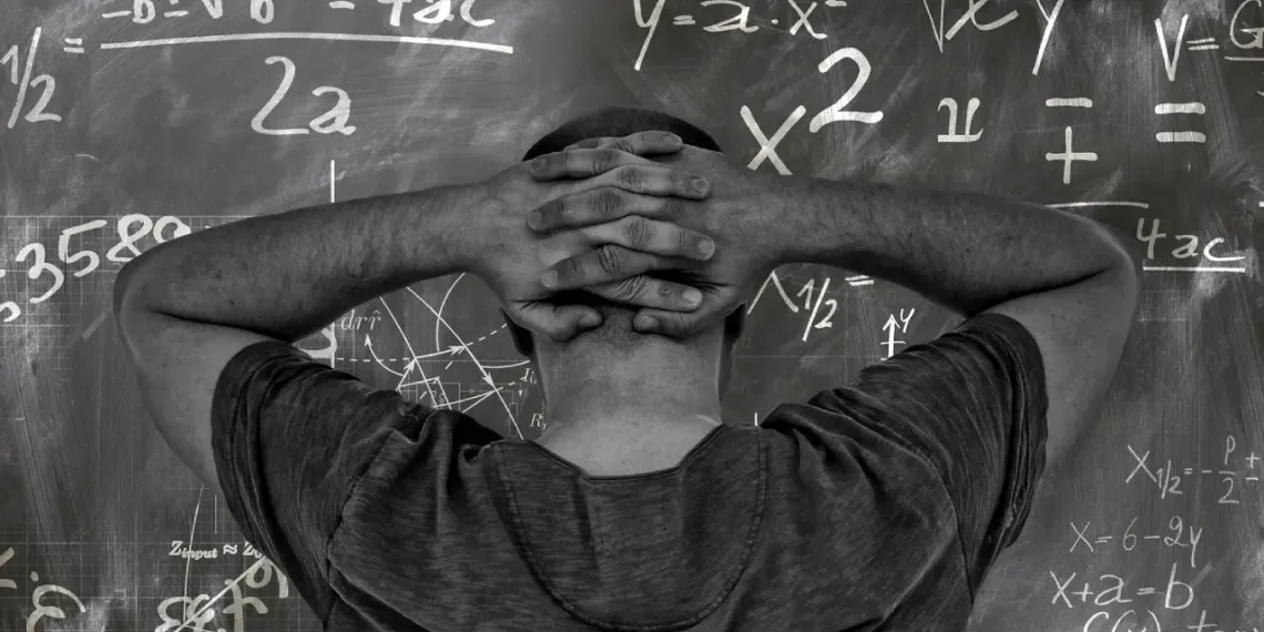 Distribueret ledelse mand foran tavle med andengradsligning