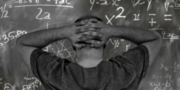 Distribueret ledelse mand foran tavle med andengradsligning