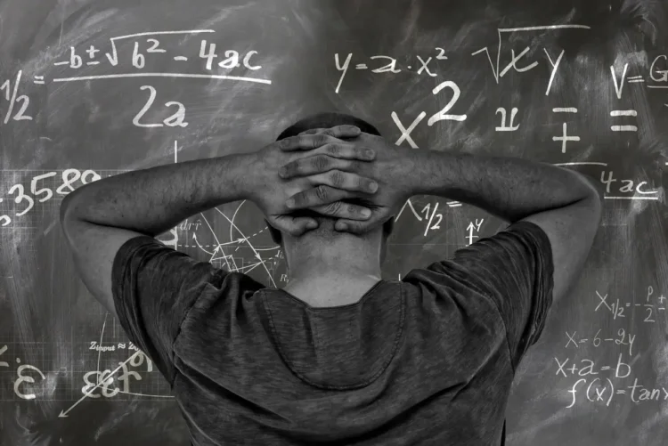 Distribueret ledelse mand foran tavle med andengradsligning