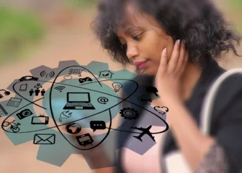 Fra medarbejder til leder kvinder kigger på teknologi der svæver