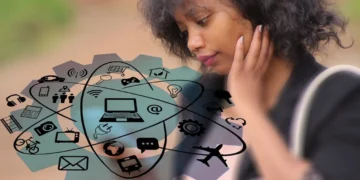 Fra medarbejder til leder kvinder kigger på teknologi der svæver