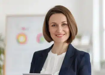 Fra medarbejder til leder - ny kvinde er blevet leder i blåt jakkesæt