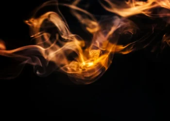 Hvad er gaslighting - her vises flammer på sort baggrund