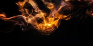 Hvad er gaslighting - her vises flammer på sort baggrund