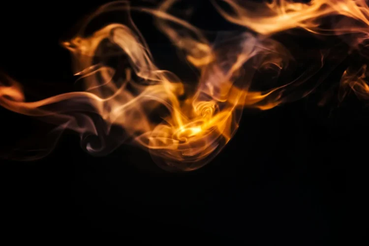 Hvad er gaslighting - her vises flammer på sort baggrund