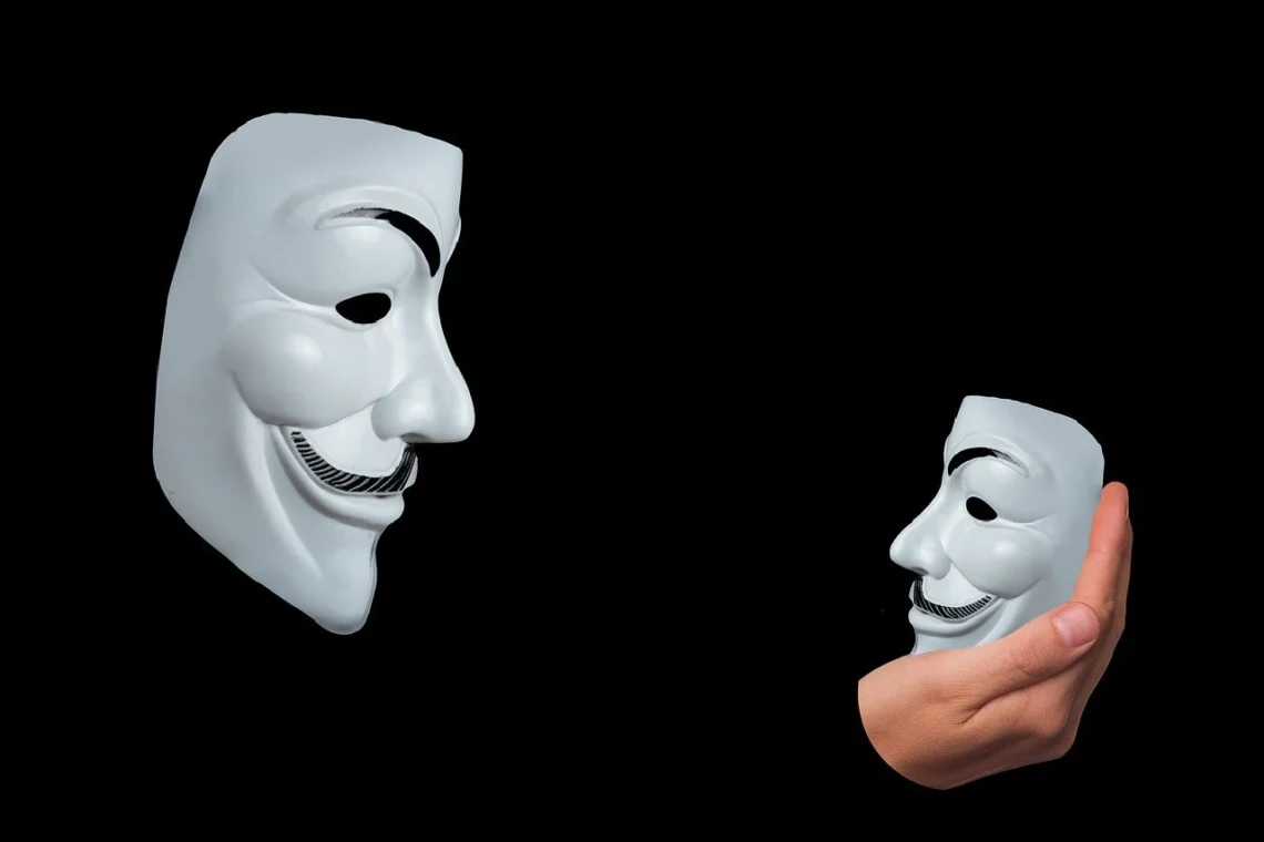 Kendetegn dårlig leder - et menneske med hvid maske holder en lille maske i hånden