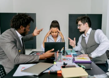 Konflikter på arbejdspladsen her 2 mænd i tydelig konflikt og kvinde der ikke orker høre efter