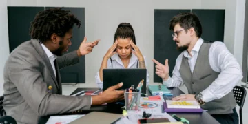 Konflikter på arbejdspladsen her 2 mænd i tydelig konflikt og kvinde der ikke orker høre efter