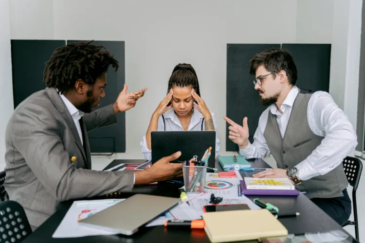 Konflikter på arbejdspladsen her 2 mænd i tydelig konflikt og kvinde der ikke orker høre efter