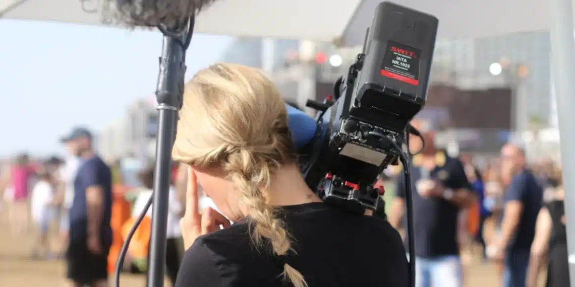 Laissez faire ledelse kvinde med tv-kamera står alene