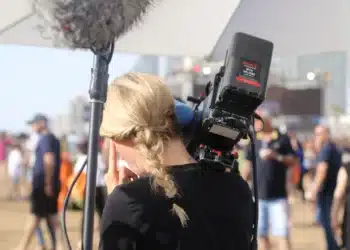 Laissez faire ledelse kvinde med tv-kamera står alene