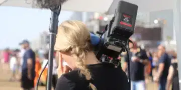 Laissez faire ledelse kvinde med tv-kamera står alene