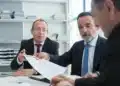 Ledelsesstil 6 ledelsesstile du som leder skal kende - 3 mænd i samtale om et stykke papir