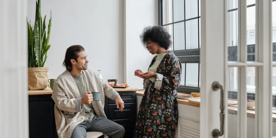 MUS-samtale - 2 kvinder i fortrolig samtale i kantinen