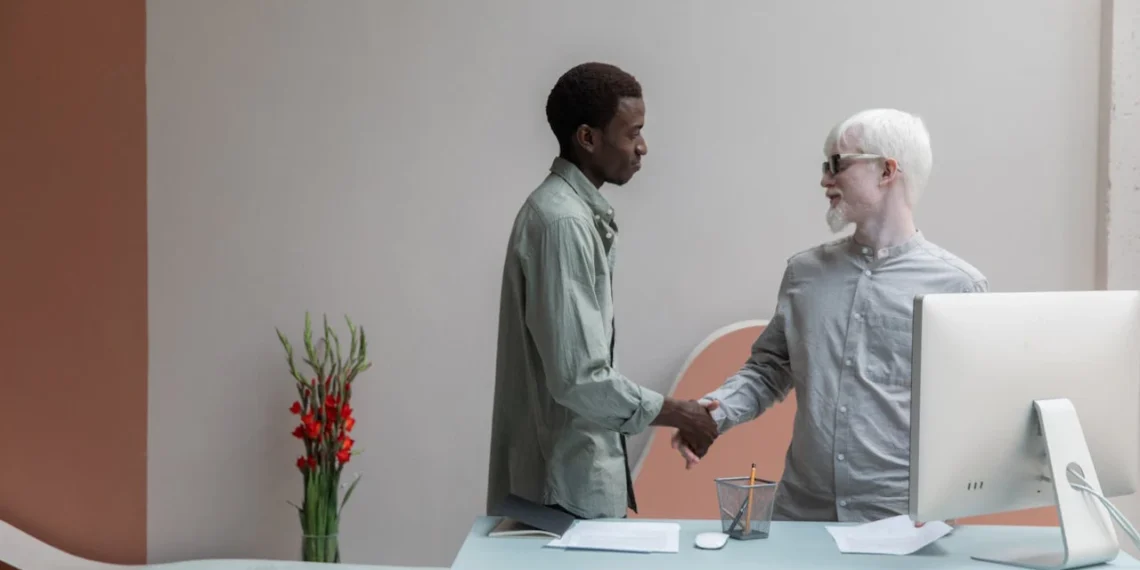 Mus-samtale her er medarbejder og leder netop færdige med MUS-samtalen og giver hånd