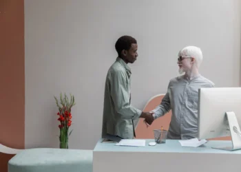 Mus-samtale her er medarbejder og leder netop færdige med MUS-samtalen og giver hånd