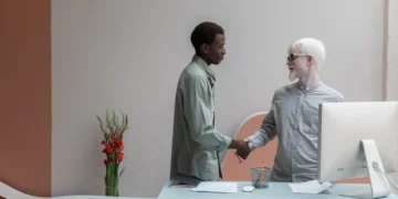 Mus-samtale her er medarbejder og leder netop færdige med MUS-samtalen og giver hånd