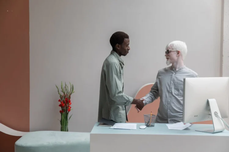 Mus-samtale her er medarbejder og leder netop færdige med MUS-samtalen og giver hånd