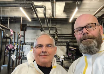 Relationsledelse - her i skikkelse af afdelingsleder Nikolaj Mackowski og medarbejder i hvide dragter